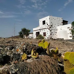 Lanzarote Casa Volcanica-anclada Sobre La Lava Del Volcan , Montana Blanca España
